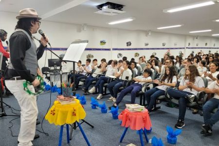 Dia Mundial do Livro promove encontro entre estudantes e escritores no CSI