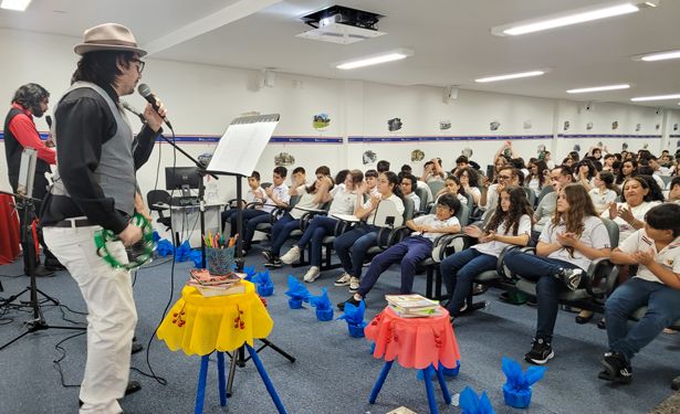 Dia Mundial do Livro promove encontro entre estudantes e escritores no CSI